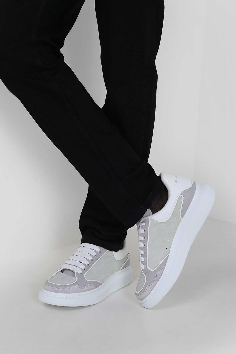 תמונת כל הלוק של נעלי סניקרס ALEXANDER MCQUEEN